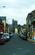 Ault, la Grand-Rue et l'église Saint-Pierre.
