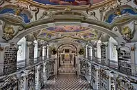 Vue de la bibliothèque depuis la galerie