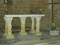 Autel avec deux colonnes torsadées, deux colonnes à fûts lisses et une colonne à fût hexagonal.