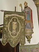 Statue et bannière de procession de saint Hilaire.