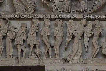 Au centre, Adam et Ève nus aux pieds du Christ.