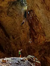 Puits Bertras et sommet du cône d'éboulis.