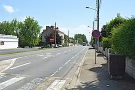 Avenue de Vichy avec restaurant en arrière-plan