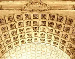 Arc séparant nef et narthex.