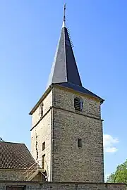 Clocher décalé de la nef.