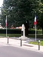 Le monument aux morts à proximité de la mairie  (août 2015).