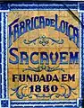 Enseigne de la fabrique de faïences de Sacavém (Portugal).