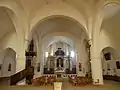 Intérieur de l'église avec le retable.