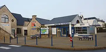 La « Maison du tourisme » et le « musée du Bord de Mer ».