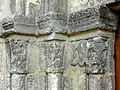Chapiteaux du portail.