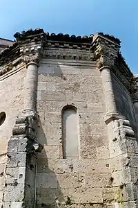 Église Saint-Jacques de Béziers : entablement à l'antique.