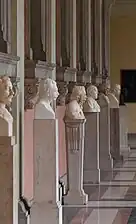 Une série de bustes de scientifiques de l'Université de Vienne.