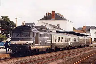 Voitures USI et UIC en gare des Sables-d'Olonne, tractées par la BB 67417.