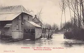 Le « Moulin l'Évêque » à Pernois, au début du XXe siècle.