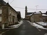 Rue du village et vue sur l'église.