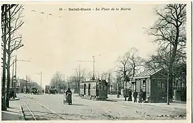 Un monde sépare ces deux images de tramway, celui-ci implanté en plein milieu de la place de la Mairie, qui constituait un obstacle à la circulation, alors limitée…