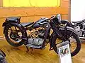 BMW R2 de 1931 équipée de deux selles individuelles.