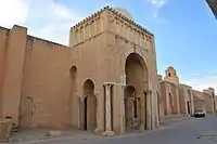Photographie du porche de Bab Lalla Rihana, l'entrée la plus remarquable et la plus imposante de la mosquée, datant de la fin du XIIIe siècle.