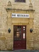 Porte d'un bâtiment du bourg daté de 1548.