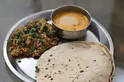 Baingan bharta avec des chapati et des lentilles.