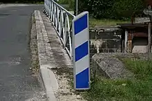 Balise J13 de signalisation d'un obstacle.