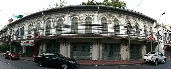 Sui An, magasin de céramiques avec des décors en stuc de fleurs et de fruits