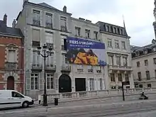 Affiche sur la façade d'un bâtiment.
