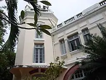 Vue extérieure d'une villa aux murs blancs.