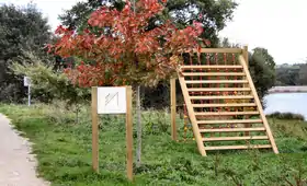 Appareil d'escalade du parcours de santé sur les bords du lac.