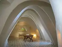 Arcs caténaires blancs dans une pièce.