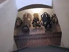 Vue de la crypte avec les sarcophages des époux Barclay de Tolly