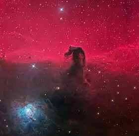 Vue d'IC 434 (rose) et de la nébuleuse de la Tête de Cheval, au premier plan.