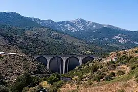 La face du barrage.