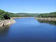 Le lac de retenue vu depuis le barrage.