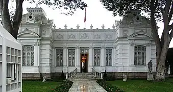 Le Museo Pedro de Osma abrite des objets artistiques datant du XVIe au XVIIIe siècle, notamment des peintures, des sculptures, des retables, de l'argenterie, des sculptures en pierre de Huamanga, des meubles et d'autres objets provenant de régions ayant une ancienne tradition artistique andine.
