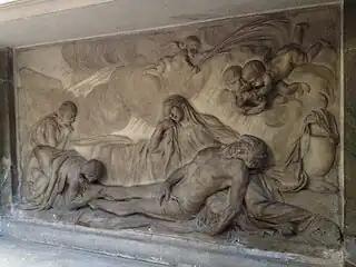 Photo du bas-relief « Les trois Marie pleurant le Christ » de Félix Lecomte, sculpté en 1777