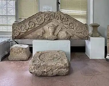 Bas-relief Fronton gréco-romain représentant Mercure dieu du commerce dans la Mythologie romaine Orné de rinceaux , parmi ses attributs : un coq et un belier (découverte a Souk Ahras)