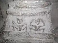 Base de pilierAdam et Eve (?)