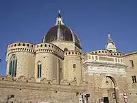 Les absides de Baccio Pontelli et la Coupole de Giuliano da Sangallo depuis la Porte Marine.