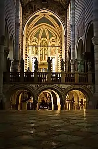 Vue de l'abside et de la crypte