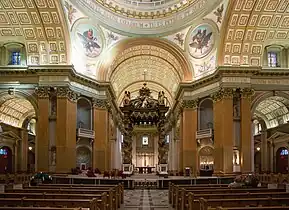 Le chœur avec le baldaquin.