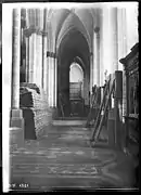 Installations anti bombardement dans la cathédrale.