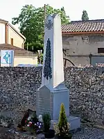 Le monument aux morts dans le cimetière (juin 2009)