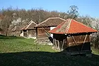 Bâtiments dans la propriété.
