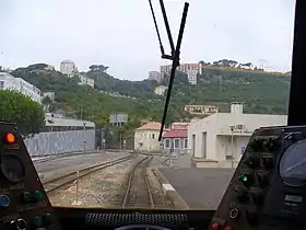 Vue d'une cabine d'AMG 800, stationné en gare en direction du tunnel.