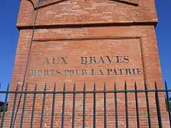 « AUX BRAVES MORTS POUR LA PATRIE ».