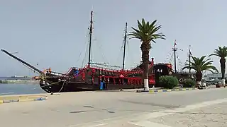 Bateau pirate touristique.