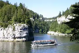 Bateau croisière sur le lac de Chaillexon.