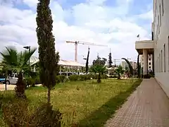 Bâtiment principal Hôpital Sœurs Bedj à Chlef, à gauche le parking.