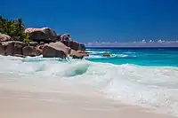 Plage de sable blanc sur la côte est.